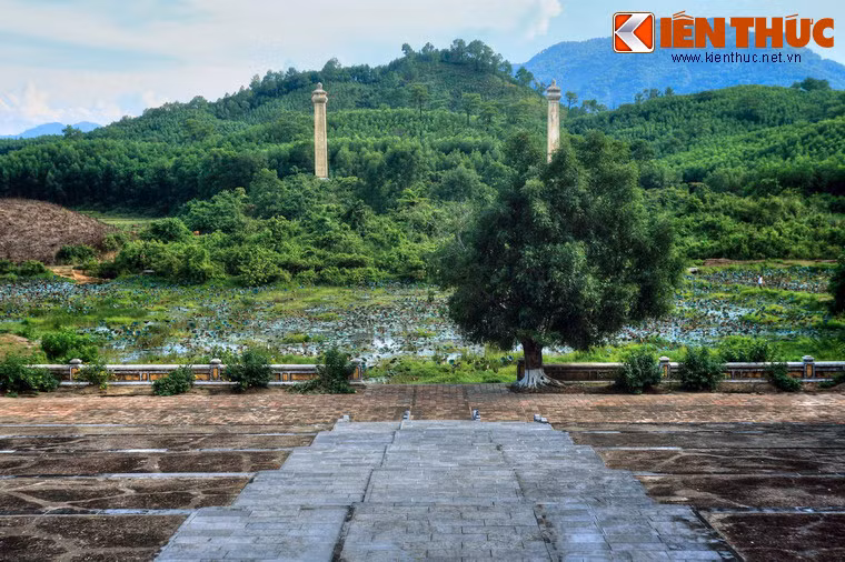 Đại Thiên Thọ là ngọn núi nổi tiếng của xứ Huế, đóng vai trò tiền án (bình phong che phía trước) của lăng mộ vua Gia Long. Đỉnh của ngọn núi này thẳng hướng với trục chính của lăng Gia Long và là địa điểm tốt nhất để quan sát toàn cảnh sự kỳ vĩ của lăng mộ vị vua khai sáng triều Nguyễn.