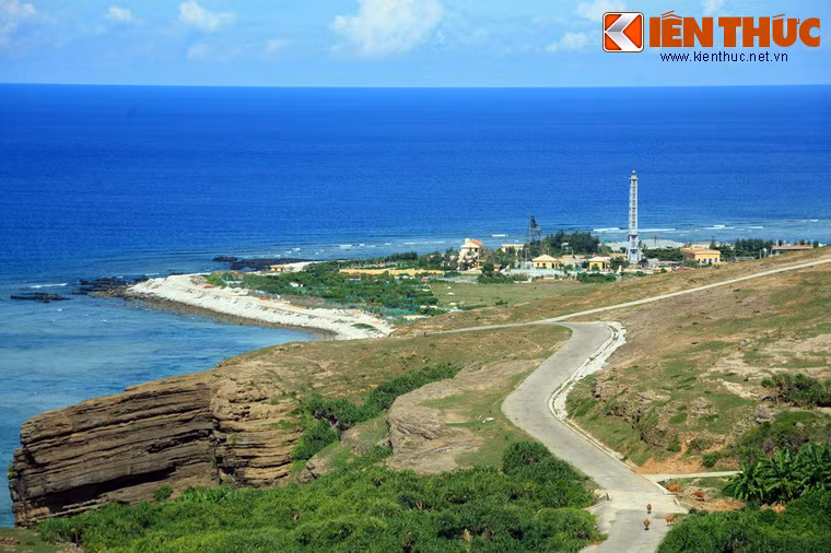 Từ cột cờ Tổ quốc ở núi Thới Lới, có thể quan sát những khung cảnh kỳ vĩ của đảo Lý Sơn, như mạn Đông của hòn đảo với ngọn hải đăng sừng sững giữa trời biển.