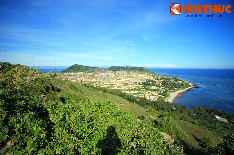 Nhìn về phía Tây, những cánh đồng tỏi rộng mênh mông hiện ra sau sườn núi.