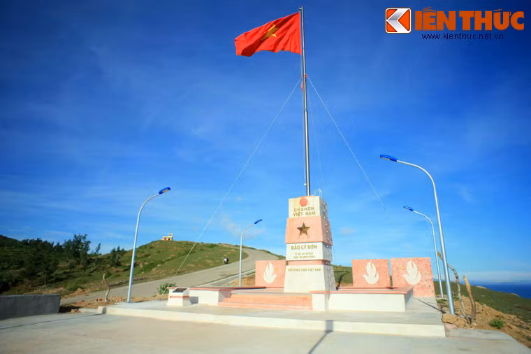 Cột cờ có chiều cao 20m, đế trụ cờ và móng cột cờ bằng bê tông cốt thép, mặt hướng ra quần đảo Hoàng Sa. Đài cột cờ cao 5m, thân màu trắng được bọc ngang bởi khối màu đỏ tượng trưng cho lá quốc kỳ. Mặt chính cột cờ ghi thông tin tọa độ, khẳng định cột mốc chủ quyền đất nước Việt Nam. Lá cờ có kích thước 4m x 6m.