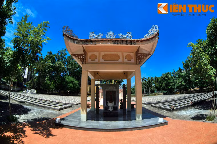 Sau cổng vào có một nhà bia đặt tấm bia sa thạch ghi bốn chữ Hán đại tự “Hòa Vinh nghĩa trũng” (Vinh được đọc trại thành Vang - Hòa Vang).