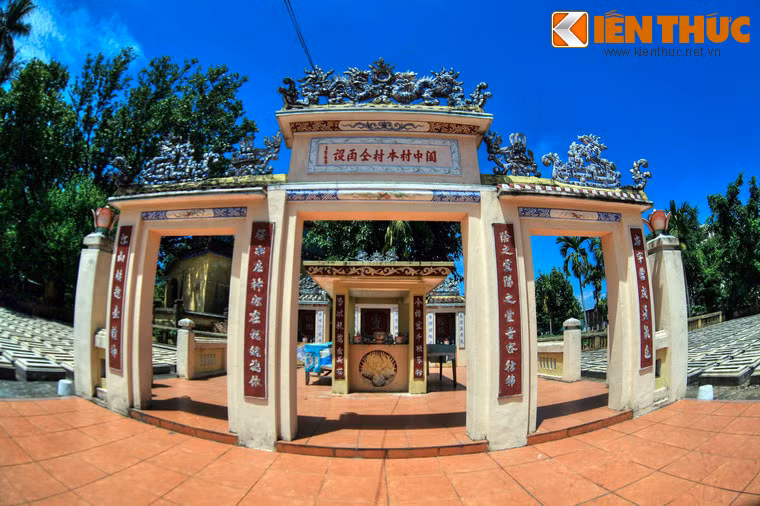 Một thời dưới chính sách hà khắc của thực dân Pháp, người dân Khuê Trung chỉ đơn giản gọi nấm mồ các anh hùng nghĩa sĩ là Âm linh cô mộ. Đến ngày 17/11 Âm lịch hằng năm, dân làng lại tề tựu về trước các bàn án làm lễ dâng hương tưởng niệm vong linh nghĩa sĩ.