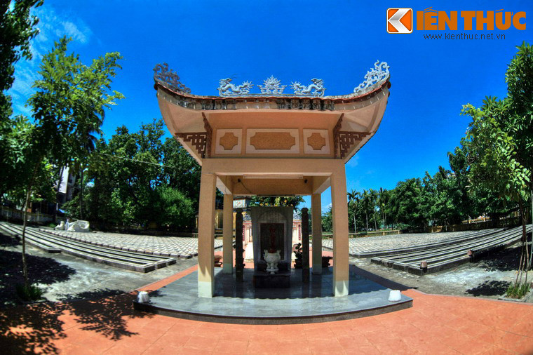 Nằm trong cụm di tích rộng 2.800m2, gồm cả Nhà thờ Tiền hiền Khuê Trung, miếu Bà, giếng Chăm... nghĩa trang Hòa Vang nằm quay mặt về hướng Đông, được thiết kế theo mô hình tam ban: chính diện và tả, hữu ban. Hai bên tả hữu nghĩa trang có gần 1.300 ngôi mộ xếp cân phân, ngay thẳng.