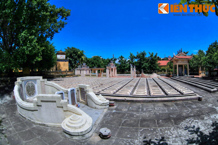 Ban đầu, nghĩa trang được lập ở xứ Trủng Bò làng Nghi An (nay thuộc phường Hòa Phát, quận Cẩm Lệ). Khoảng năm 1920, Pháp mở sân bay Đà Nẵng, nghĩa trang được dời về làng Khuê Trung. Đến năm 1962, quân đội Mỹ mở rộng sân bay, nghĩa trang phải chuyển đến địa điểm hiện tại.