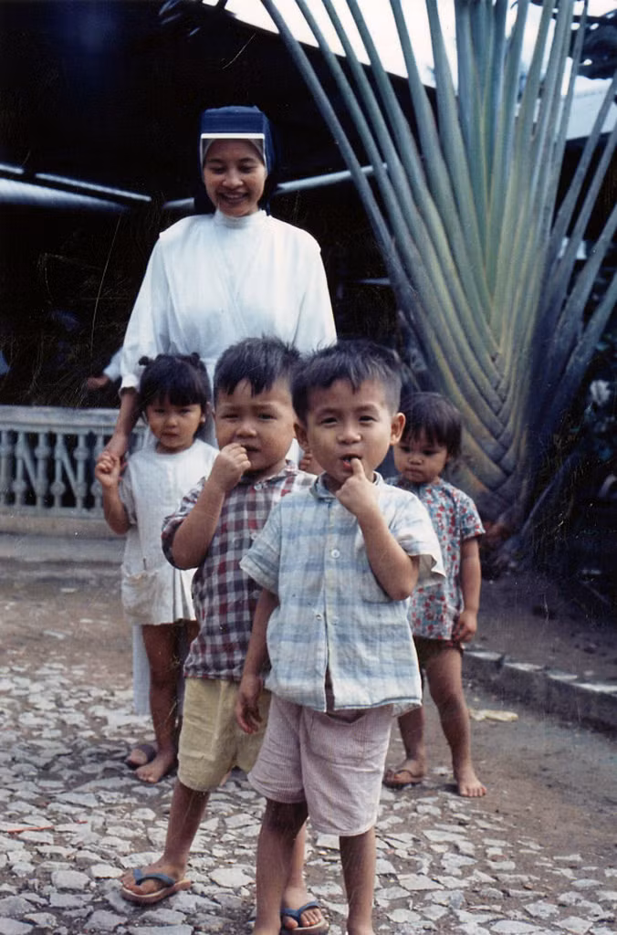 Ni cô và những đứa trẻ mồ côi.