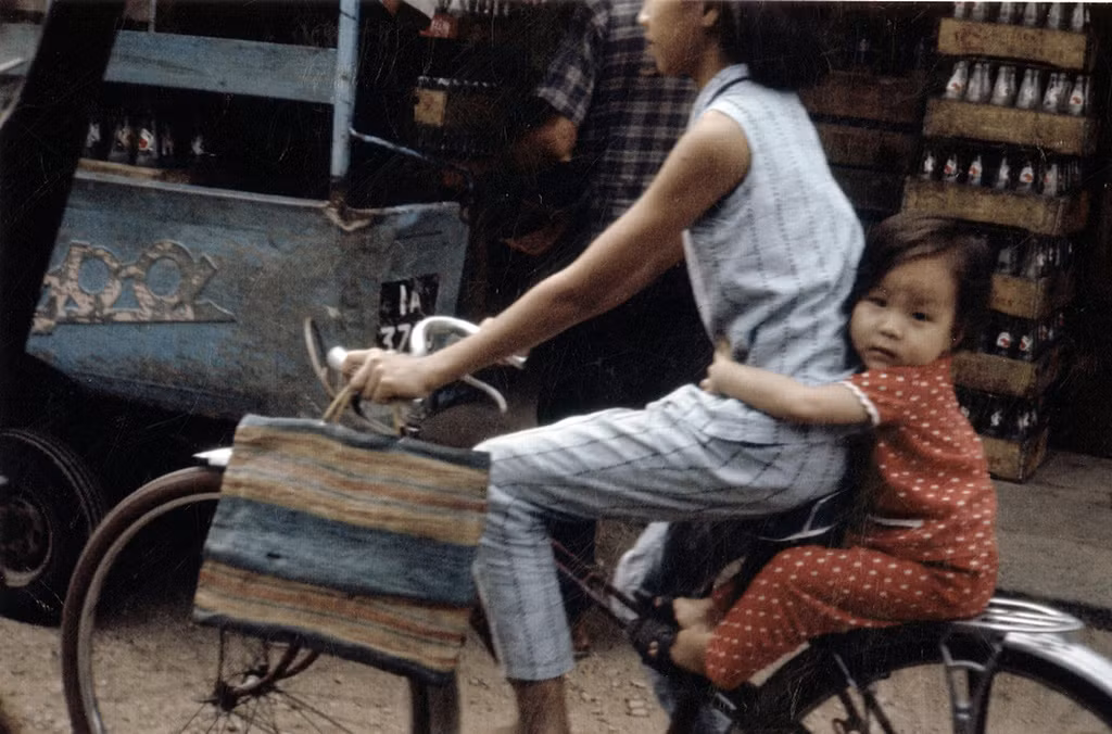 Em bé trên xe đạp.