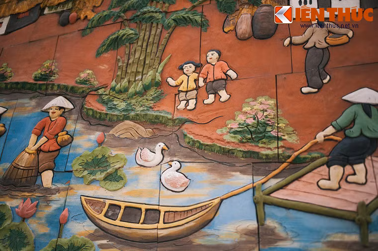 Mỗi bức tranh gốm được người nghệ nhân thể hiện trau chuốt từng chi tiết.