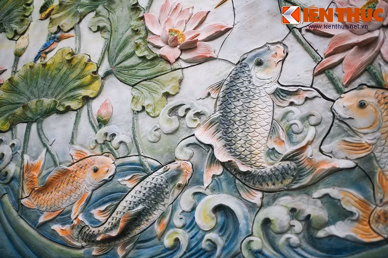 Cận cảnh tranh gốm "Cửu ngư quần hội".