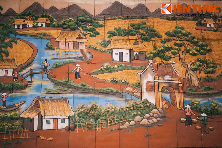 Trước kia, bức tường dọc khu phố hay bị các tờ quảng cáo dán nham nhở trông rất mất thẩm mỹ. Từ khi có tác phẩm tranh gốm, tình trạng này không còn tái diễn.