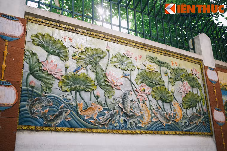 Những quan niệm truyền thống của người Việt cũng được thể hiện sinh động qua tranh gốm, như bức tranh "Cửu ngư quần hội" thể hiện mong ước phát tài, sinh lộc, may mắn, thành đạt.