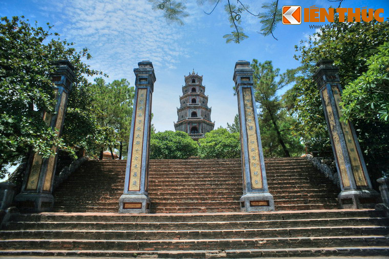 2. Gắn liền với chùa Thiên Mụ, tháp Phước Duyên là một biểu tượng nổi tiếng của xứ Huế. Theo sử sách, tháp được xây dựng ở phía trước chùa Thiên Mụ vào năm 1844, nhân ngày lễ bát tuần của Thái Hoàng Thái Hậu Nhân Tuyên Tử Khánh.