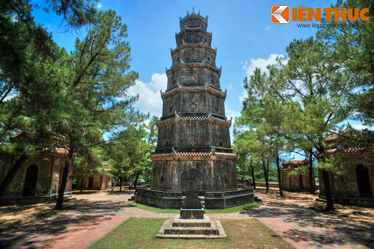 Tháp cao 21 m, gồm 7 tầng, có 8 mặt. Bảy tầng tháp thờ 7 vị Phật khác nhau. Nét đáng chú ý trong kiến trúc của tháp Phước Duyên là các chi tiết trang trí bằng pháp lam - sản phẩm cao cấp phủ men màu đa sắc lên cốt kim loại - chỉ tồn tại ở Huế từ đời Minh Mạng đến đời Tự Đức.