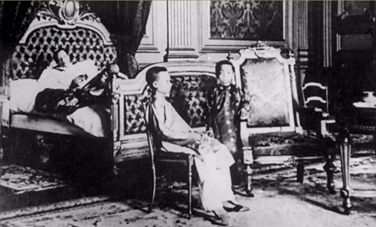 Hoàng tử Vĩnh Thụy (ngồi ghế) và hoàng thân Vĩnh Cẩn trong phòng riêng của vua Khải Định.