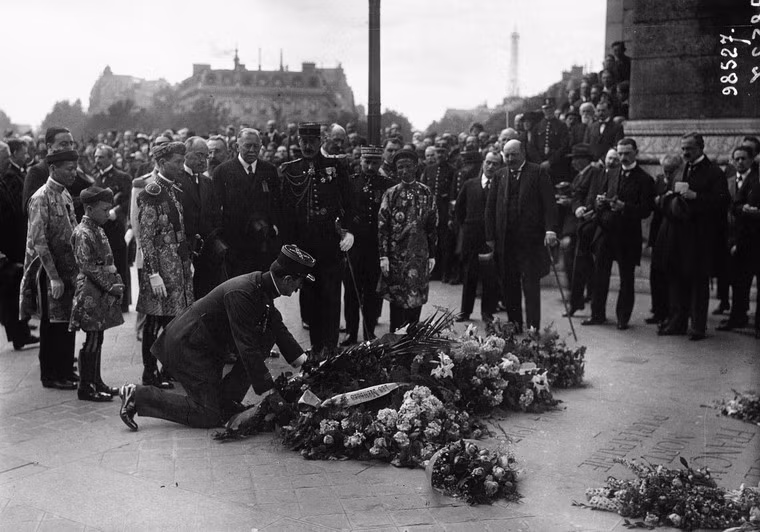 Thái tử Vĩnh Thụy cùng vua Khải Định ở Mộ chiến sĩ vô danh.