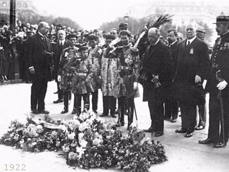 Thái tử Vĩnh Thụy cùng vua Khải Định ở Mộ chiến sĩ vô danh.