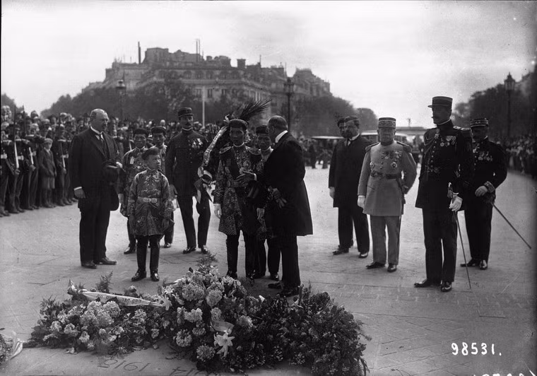 Thái tử Vĩnh Thụy cùng vua Khải Định ở Mộ chiến sĩ vô danh.