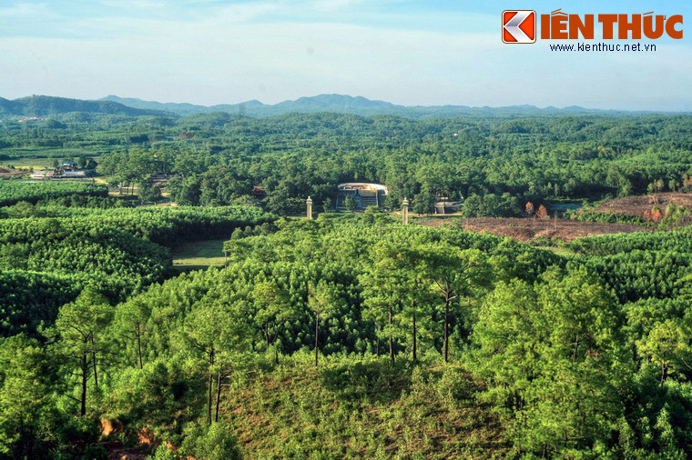 Từ đỉnh Đại Thiên Thọ có thể bao quát toàn bộ khu lăng mộ vua Gia Long, là một quần sơn hùng vĩ với 42 đồi, núi lớn nhỏ, trong đó núi Đại Thiên Thọ nằm ở vị trí trung tâm.