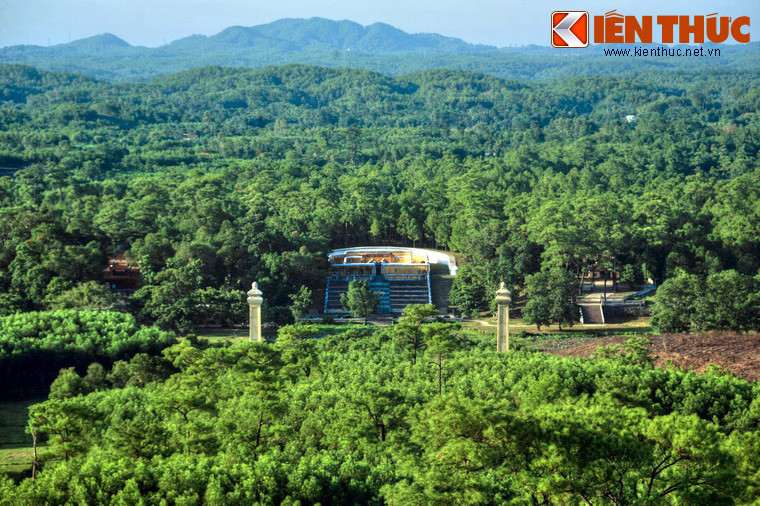 Góc nhìn cận cảnh cho thấy tổng thể lăng Gia Long chia làm 3 khu vực: Phần chính giữa là khu lăng mộ của vua và hoàng hậu, bên trái là khu vực tẩm điện, bên phải là Bi Đình.