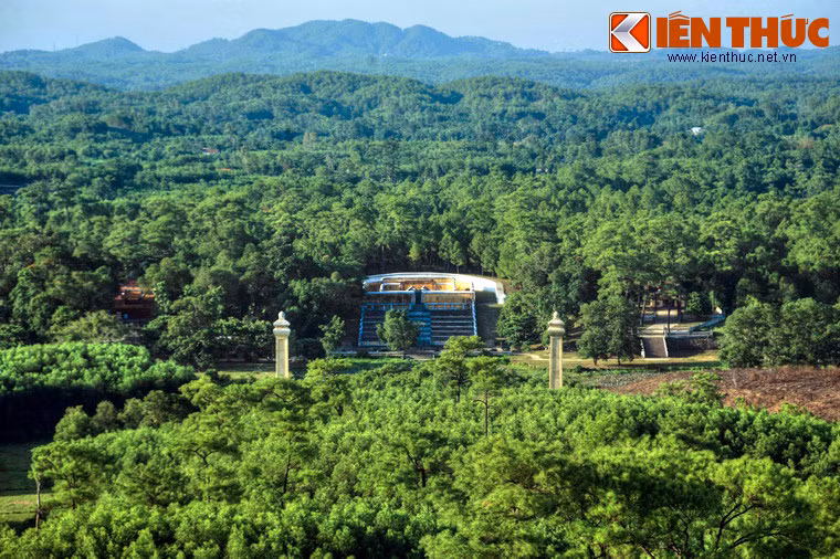 Góc nhìn cận cảnh cho thấy tổng thể lăng Gia Long chia làm 3 khu vực: Phần chính giữa là khu lăng mộ của vua và hoàng hậu, bên trái là khu vực tẩm điện, bên phải là Bi Đình.