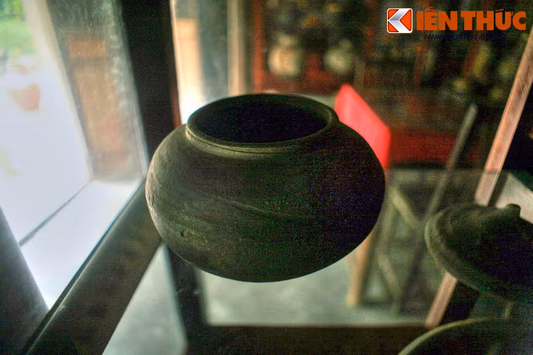 Nghề gốm của làng được lưu danh sử sách với một sản phẩm đặc biệt được sản xuất để cống nạp cho các triều đại nhà Nguyễn. Đó là “om ngự”, một loại om đất được làm riêng để nấu cơm từ gạo An Cựu cho vua ăn.