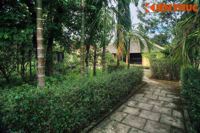 Nằm ở thôn Phước Phú, xã Phong Hòa, huyện Hương Điền, tỉnh Thừa Thiên - Huế, làng cổ Phước Tích là một trong hai ngôi làng được công nhận là Di tích quốc gia của Việt Nam (làng còn lại là Đường Lâm của Hà Nội).