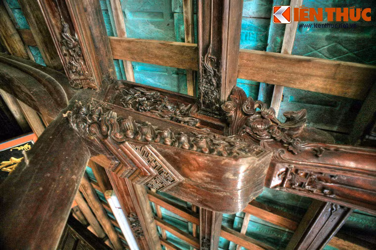 Mặt khác, do ở cạnh làng mộc cổ truyền Mỹ Xuyên, nên Phước Tích được thừa hưởng nghệ thuật độc đáo của điêu khắc kiến trúc, chạm trổ trên các bộ khung gỗ của ngôi nhà, càng làm đậm nét tính chất dân gian mang đầy đủ bản sắc.