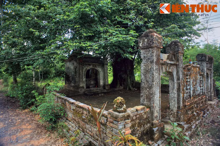 Ngoài những ngôi nhà rường, làng còn có hàng chục công trình thờ tự mang đậm nét tâm linh của cư dân làng cổ tiêu biểu của Việt Nam. Tiêu biểu trong số đó là Miếu Bà hay miếu Cây Thị, một ngôi miếu nổi tiếng linh thiêng của làng. Tên gọi của miếu bắt nguồn từ việc bên cạnh miếu có một cây thị cổ thụ, tương truyền đã một nghìn năm tuổi.