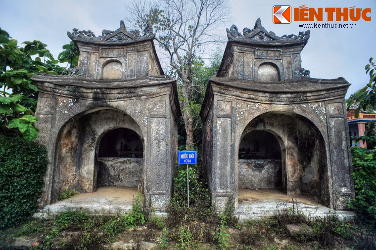 Một công trình đáng chú ý khác là miếu Đôi độc đáo nằm ở đầu làng. Đây là hai ngôi miếu giống hệt nhau, bên tả thờ Đào Nghệ (Bổn Nghệ), bên hữu thờ Khai Canh, hai ông tổ nghề gốm của làng.