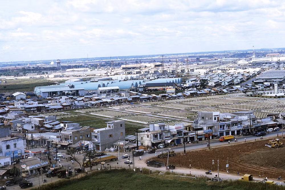 Đó là khu nghĩa trang quân đội của Pháp nằm cạnh Ngã Tư Bảy Hiền.