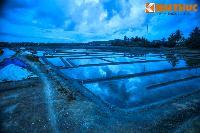 Bên cạnh ý nghĩa kinh tế, đồng muối Sa Huỳnh còn là một cảnh quan đặc sắc với vô số thửa ruộng muối vuông vức nối tiếp nhau trải ra ngút tầm mắt.