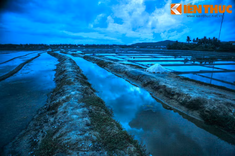Cánh đồng muối này hình thành từ thế kỉ 19 và được người dân duy trì suốt hơn 100 năm qua.
