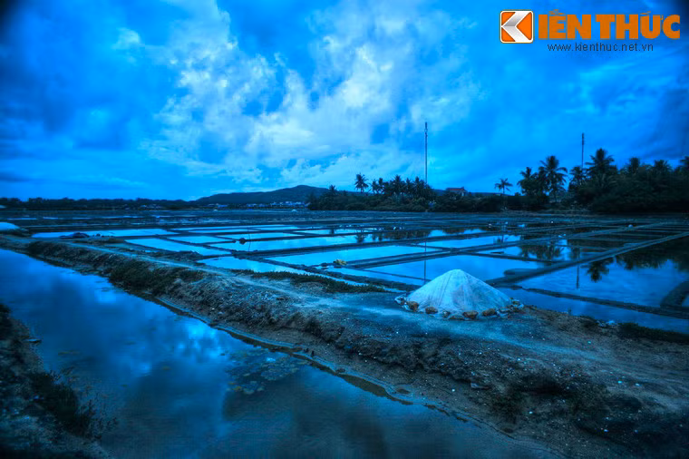 Chúng gợi liên tưởng đến những mặt gương khổng lồ phẳng lặng phản chiếu cả bầu trời...