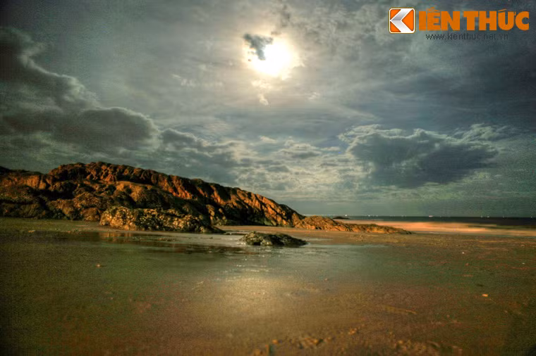 Theo thời gian, niềm tin vào sự phò trì của "Ông Địa" bên bờ biển đã trở thành một nét tín ngưỡng gắn với cuộc sống của người dân địa phương.