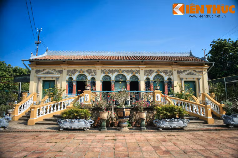 Đây là một ngôi nhà 5 gian, kiểu Á - Âu kết hợp, được xây dựng vào năm 1870 và lưu giữ nguyên trạng cho đến nay.