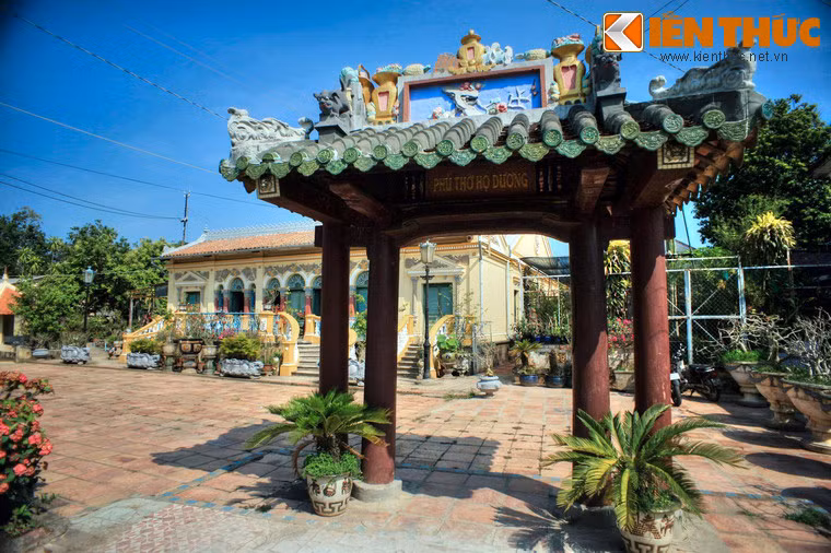 Trên địa bàn làng cổ Long Tuyền, hiện còn tồn tại một quần thể nhà cổ với khoảng 34 căn. Trong đó xưa nhất và nổi bật nhất là Nhà thờ họ Dương (còn gọi là Nhà cổ Bình Thủy hay Vườn lan Bình Thủy).