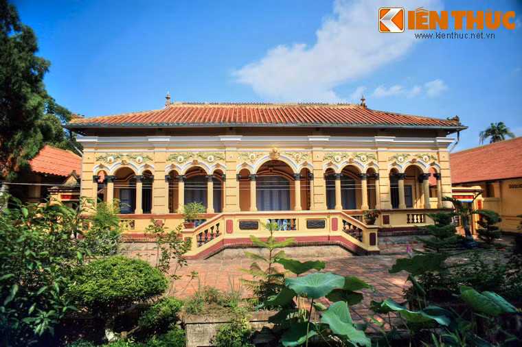 Một công trình nổi tiếng khác của làng là chùa Nam Nhã. Trước đây, chùa là tiệm thuốc bắc Nam Nhã Đường, do ông Nguyễn Giác Nguyên đứng ra xây dựng năm 1895, theo đạo Minh Sư nên còn được gọi là chùa Minh Sư.