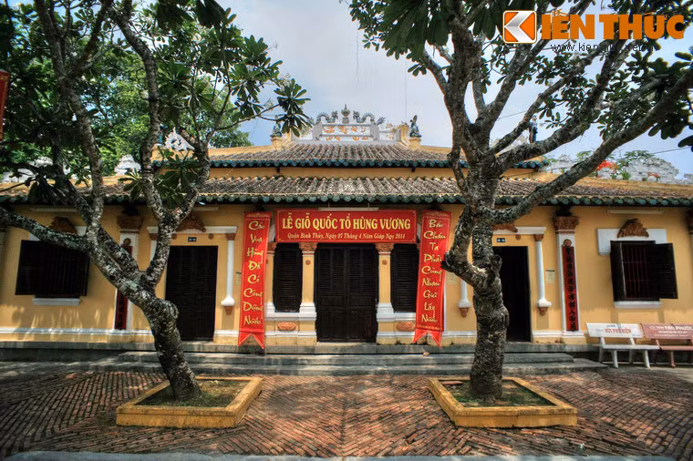 Đói diện với chùa Nam Nhã qua sông Bình Thủy là đình Bình Thủy. Đây cũng là một công trình kiến trúc cổ mang dáng dấp một ngôi đình Nam Bộ với những họa tiết trang trí kiểu châu Âu độc đáo.