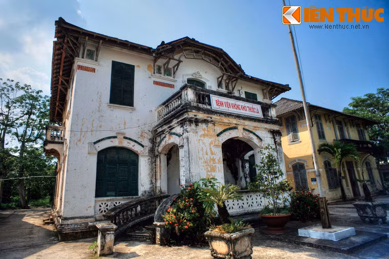 Bên cạnh những công trình Tây - ta kết hợp, làng cổ Long Tuyền cũng có một số dinh thự mang kiến trúc Pháp bề thế, điển hình là các khu nhà trong Bệnh viện lao và bệnh phổi thành phố Cần Thơ.