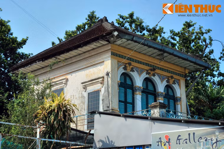 Nằm ở một đầu mối thương mại quan trọng của Nam Bộ nên ngôi làng tiếp xúc với nhiều nền văn hóa, như: Hoa, Khmer, Pháp, Nhật, Mỹ... Vì vậy, kiến trúc của làng là sự giao thoa của nhiều phong cách, trong đó nổi bật là sự kết hợp giữa phong cách Á Đông truyền thống và phong cách phương Tây đương thời.