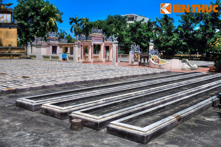 Ban đầu, nghĩa trũng được lập ở làng Nghi An (nay thuộc phường Hòa Phát, quận Cẩm Lệ). Khoảng năm 1920, người Pháp xây sân bay Đà Nẵng, nghĩa trũng được dời về làng Khuê Trung. Đến năm 1962, khi người Mỹ mở rộng sân bay Đà Nẵng, nghĩa trũng chuyển về địa điểm hiện tại.