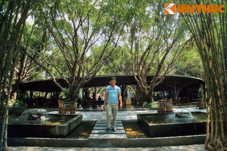 Tọa lạc ở 6/28T Khu 3 P. Phú Thọ, TP Thủ Dầu Một, tỉnh Bình Dương, quán cà phê Gió và Nước là một công trình độc đáo được giới kiến trúc quốc tế biết đến rộng rãi của Việt Nam.