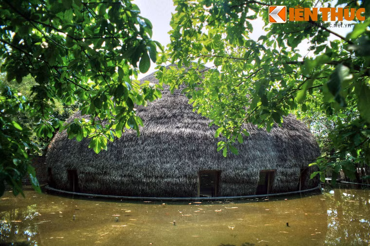 Trong khuôn viên của quán còn có một khu sân khấu mang kiến trúc rất lạ mắt.