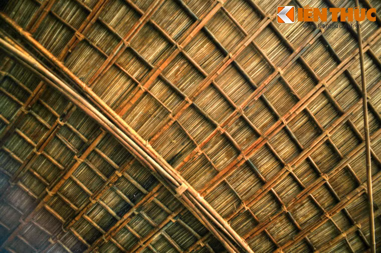 Cả kiến trúc đều không có cột bê tông, hay trụ chống mà chỉ đỡ nhau bằng những dây giằng vững chắc nhưng không kém phần mềm mại, nhờ những đường cong kỹ thuật.