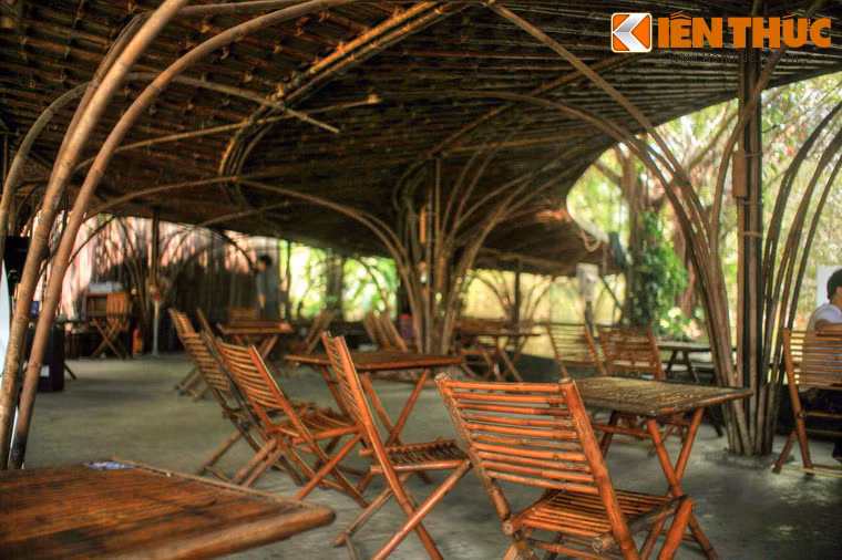 Có thể nói, quán cà phê Gió và Nước vừa là một giải pháp kiến trúc phù hợp với vùng khí hậu nhiệt đới nóng ẩm nước ta, vừa là một tác phẩm nghệ thuật độc đáo gần gũi với văn hóa dân tộc.