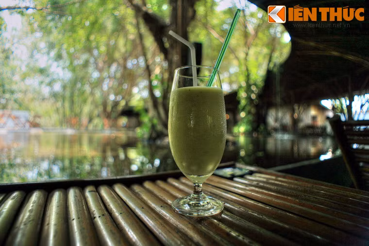 Nơi khách ngồi uống cà phê thấp hơn mặt hồ. Theo lý giải của kiến trúc sư thì cách bố trí mặt bằng như vậy giúp khách tận hưởng được luồng gió nước mát đưa từ mặt hồ sang.