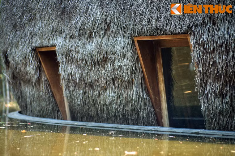 Tuân theo ý tưởng chung của quán, sân khấu cũng được làm bằng vật liệu thiên nhiên, kết hợp với yếu tố hồ nước và cây xanh.