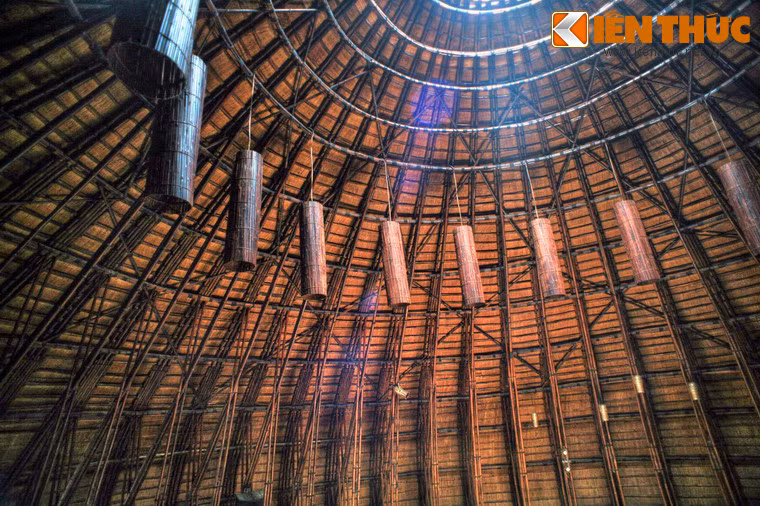 Vào buổi tối, sân khấu được chiếu sáng bằng hệ thống đèn làm từ tầm vông.