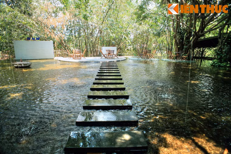 Bao quanh gian nhà bằng tầm vông là hồ nước nhân tạo. Thoạt nhìn đáy hồ sâu thăm thẳm, nhưng thực ra hồ chỉ cạn chưa đến gối. Việc tận dụng màu sắc đá đen lát đáy hồ đã mang đến cảm giác hồ rất sâu.