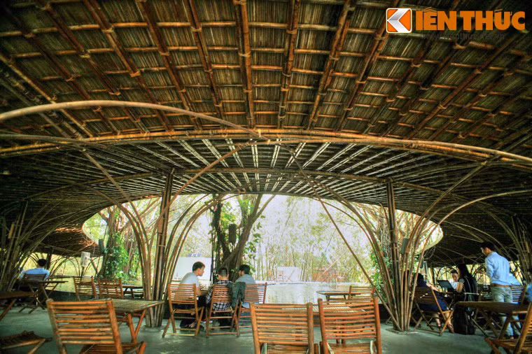 Nguyên liệu chính dùng để xây dựng quán từ 7.000 cây tầm vông – vật liệu truyền thống, thân thiện với con người Việt Nam.