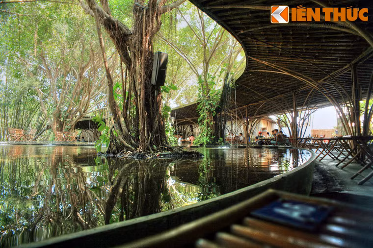 Được thiết kế bởi kiến trúc sư nổi tiếng Võ Trọng Nghĩa, ý tưởng chủ đạo của quán là lấy nước và thông gió tự nhiên để làm mát công trình, đem lại cảm giác thoáng đãng và rất gần gũi với thiên nhiên.